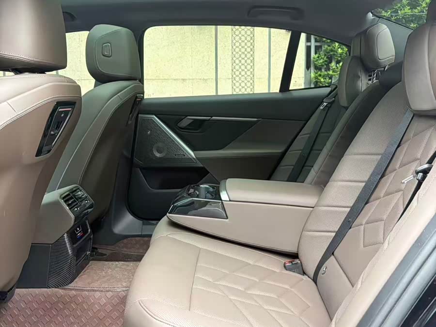 BMW 5 Series 2024 530Li Leading M Sport Package - zdjęcie 7