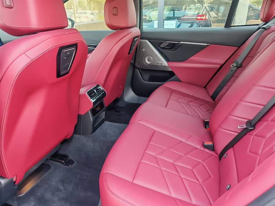 BMW 5 Series 2024 530Li Leading M Sport Package - zdjęcie 10