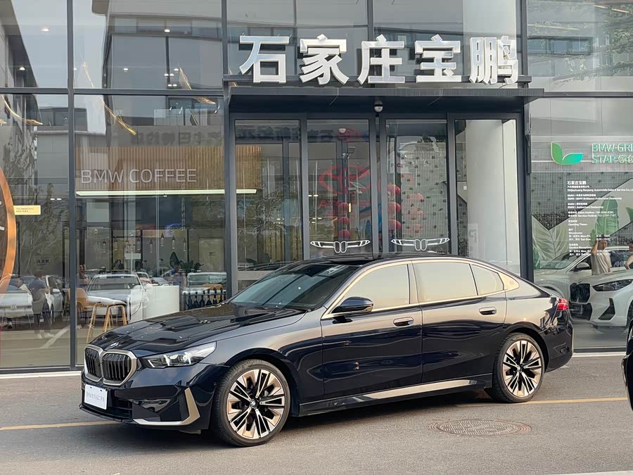 BMW 5 Series 2024 530Li Luxury Edition - zdjęcie 1