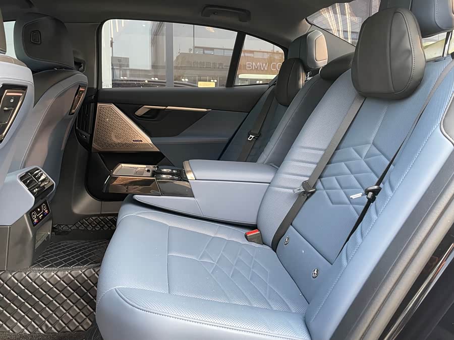 BMW 5 Series 2024 530Li Luxury Edition - zdjęcie 12