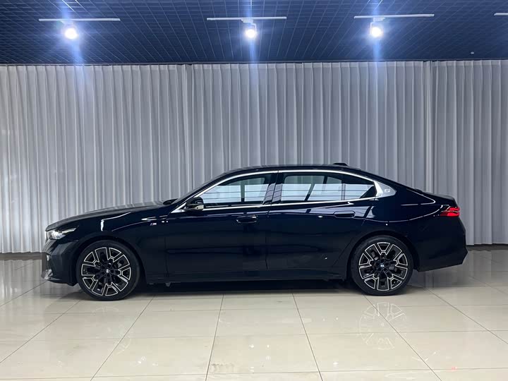 BMW 5 Series 2025 530Li Deluxe M Sport Package - zdjęcie 20