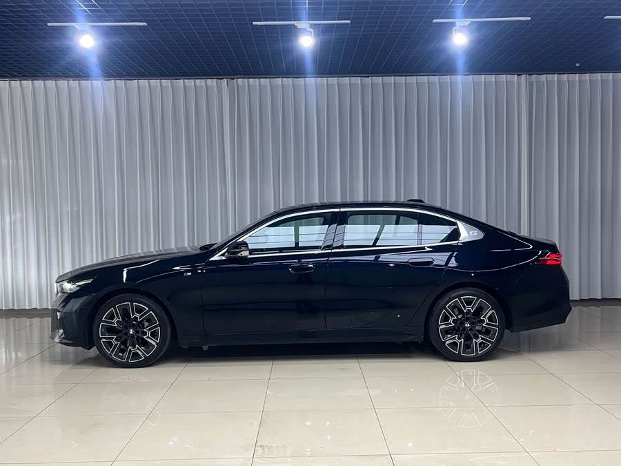 BMW 5 Series 2025 530Li Deluxe M Sport Package - zdjęcie 4