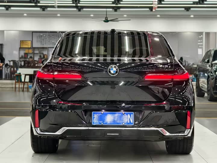 BMW 7 Series 2023 740Li Leading M Sport Package - zdjęcie 18