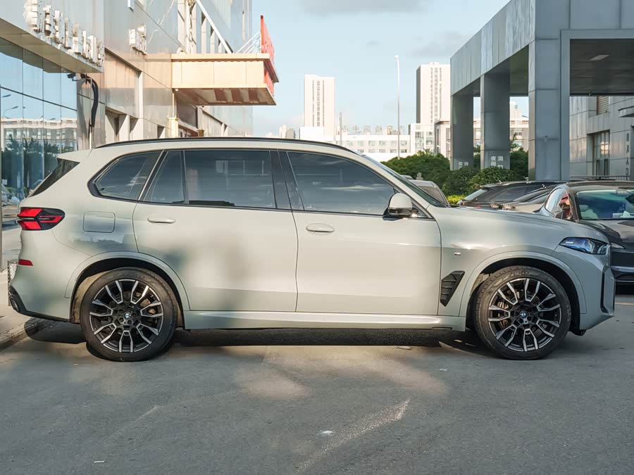 BMW X5 2023 xDrive 40Li M Sport Night Package - zdjęcie 4