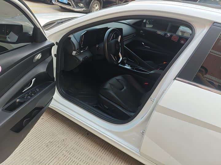 Elantra 2022 1.5L CVT LUX Premium Edition - zdjęcie 18