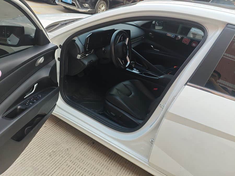 Elantra 2022 1.5L CVT LUX Premium Edition - zdjęcie 6