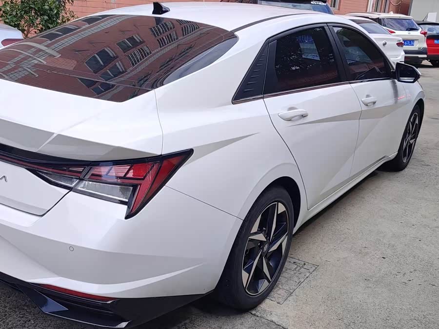 Elantra 2022 1.5L CVT LUX Premium Edition - zdjęcie 9