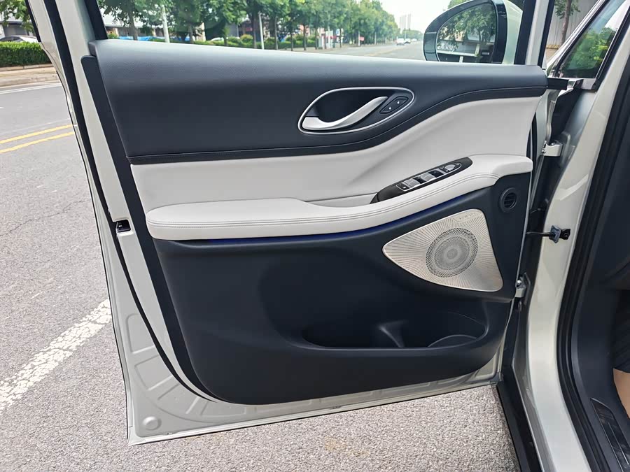 Lantu Dreamer 2025 PHEV 4WD Flagship Qian Kun Edition - zdjęcie 13
