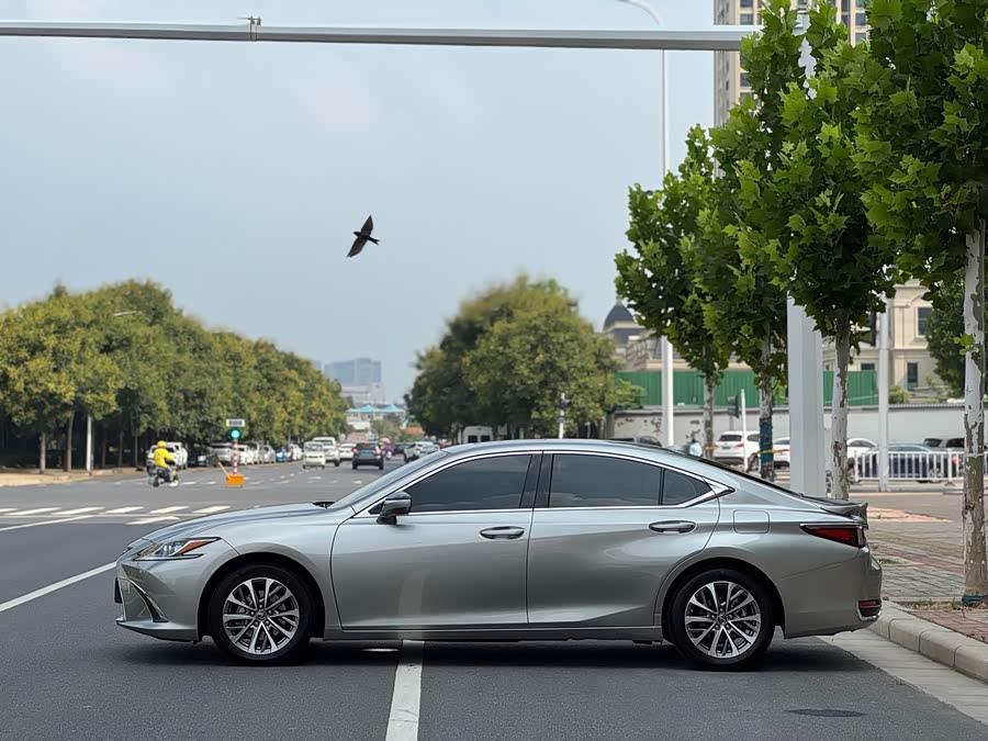 Lexus ES 2022 300h Excellence - zdjęcie 4