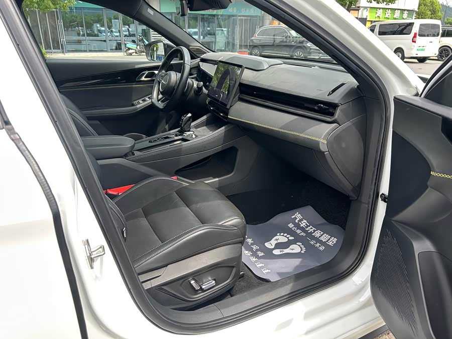 Lynk & Co 03 2.0T DCT Sport Pro - zdjęcie 18