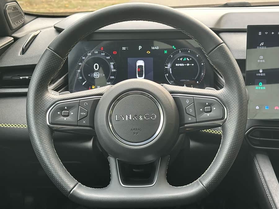 Lynk & Co 03 2023 1.5TD DCT Sport Plus - zdjęcie 9