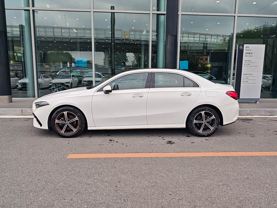 Mercedes-Benz A-Class 2023 A 200 L Fashion Edition - zdjęcie 2