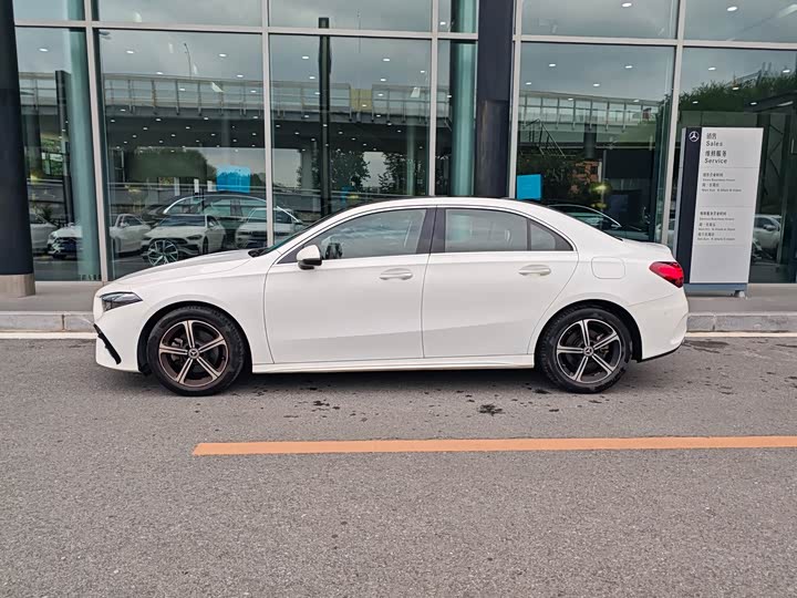 Mercedes-Benz A-Class 2023 A 200 L Fashion Edition - zdjęcie 11