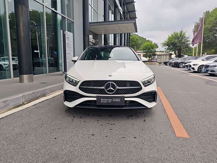 Mercedes-Benz A-Class 2023 A 200 L Fashion Edition - zdjęcie 15