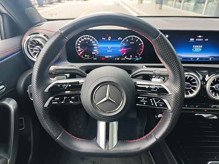 Mercedes-Benz A-Class 2023 A 200 L Fashion Edition - zdjęcie 18