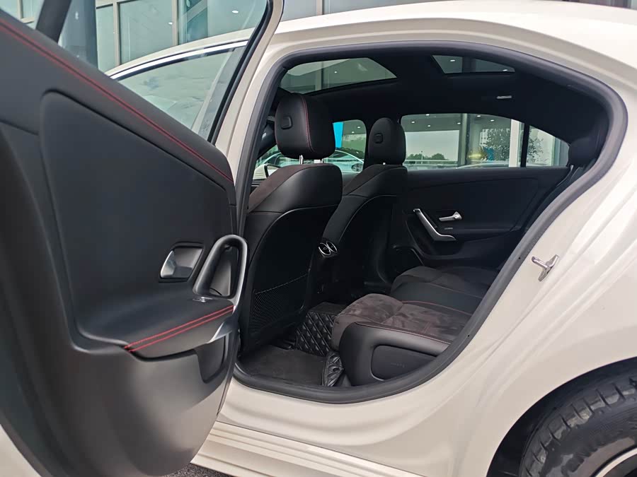 Mercedes-Benz A-Class 2023 A 200 L Fashion Edition - zdjęcie 5