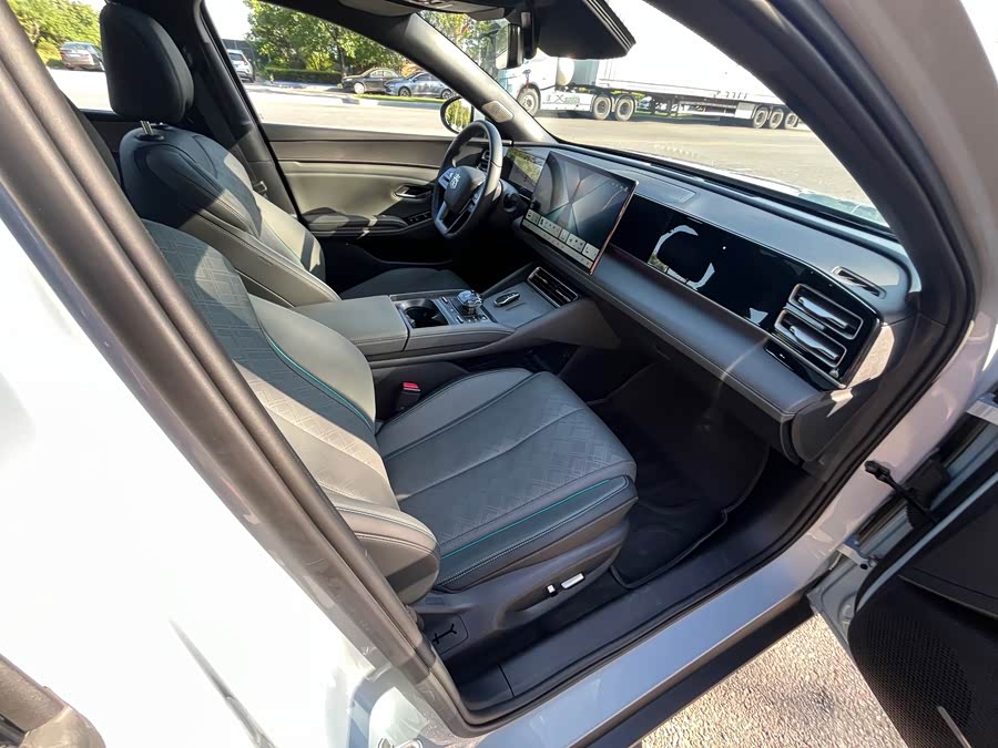 Qin L 2025 DM-i Intelligent Driving 120KM Excellence - zdjęcie 11