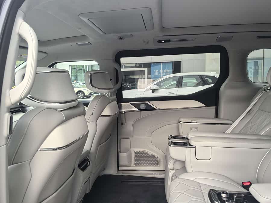 Volvo EM90 2025 Ultra 6-Seater - zdjęcie 12