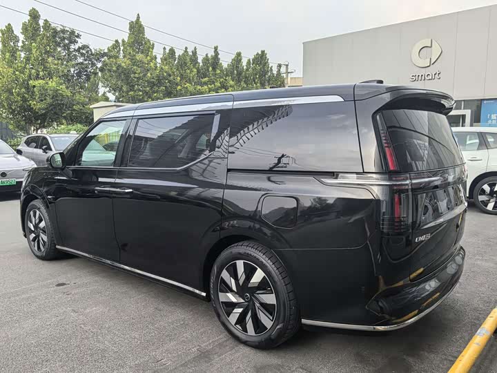 Volvo EM90 2025 Ultra 6-Seater - zdjęcie 15