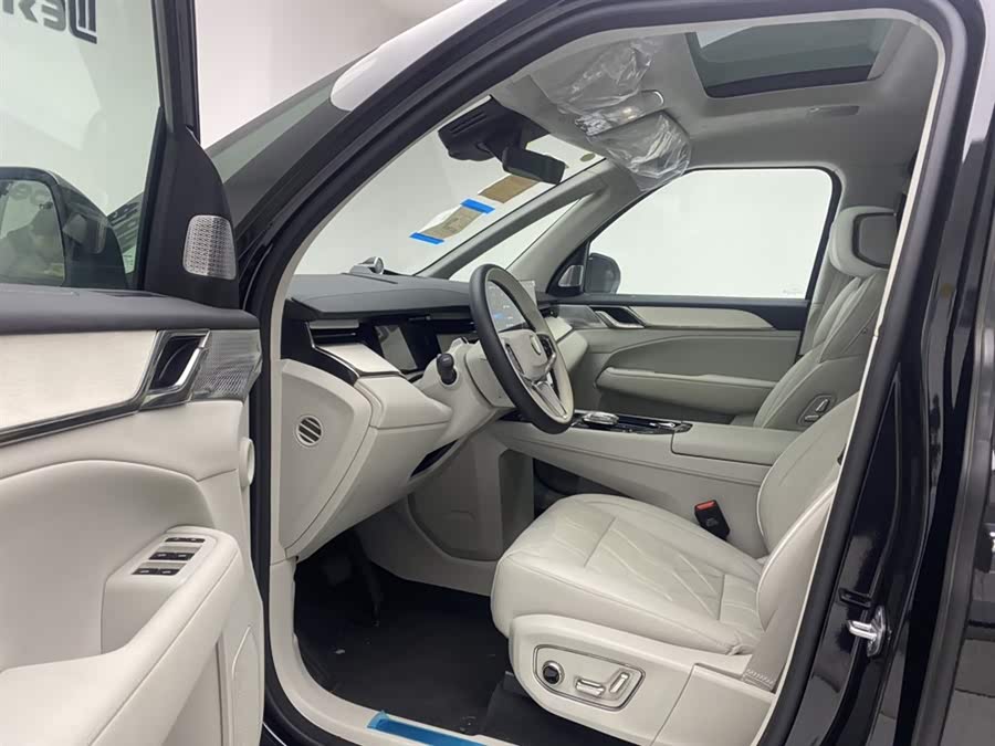 Volvo EM90 2025 Ultra 6-Seater - zdjęcie 17