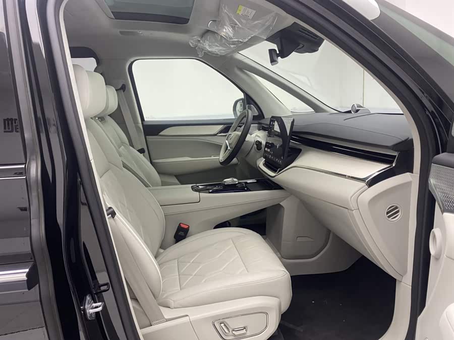 Volvo EM90 2025 Ultra 6-Seater - zdjęcie 18