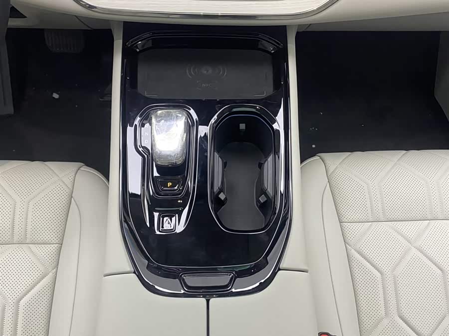 Volvo EM90 2025 Ultra 6-Seater - zdjęcie 20