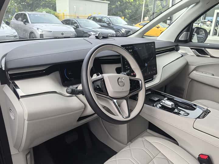 Volvo EM90 2025 Ultra 6-Seater - zdjęcie 20