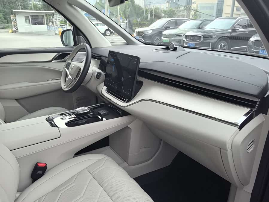 Volvo EM90 2025 Ultra 6-Seater - zdjęcie 9