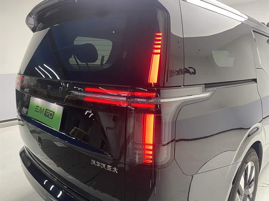Volvo EM90 2025 Ultra 6-Seater - zdjęcie 10