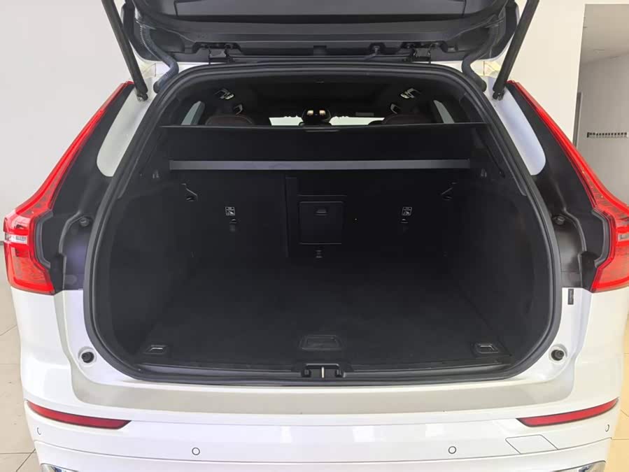 Volvo XC60 2025 B5 4WD Intelligent Luxury - zdjęcie 17