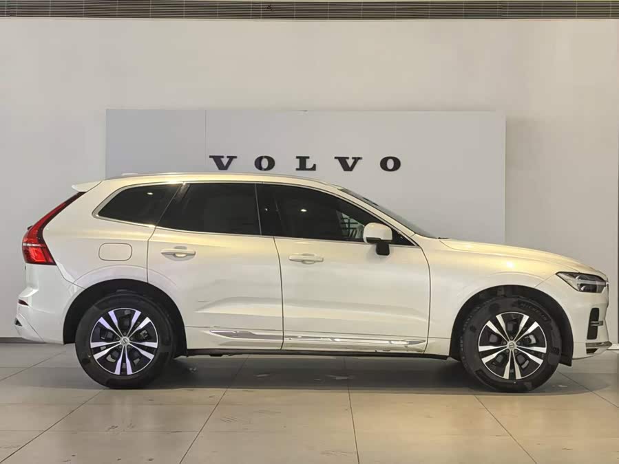 Volvo XC60 2025 B5 4WD Intelligent Luxury - zdjęcie 5
