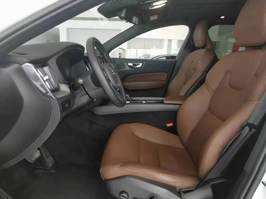 Volvo XC60 2025 B5 4WD Intelligent Luxury - zdjęcie 8