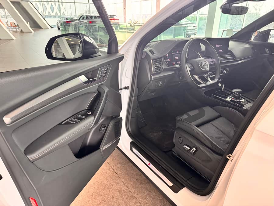 Audi Q5L 2023 45T Luxury Sport - zdjęcie 9