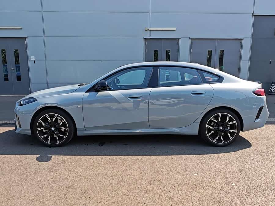 BMW 2 Series 2025 225L M Sport Night Package - zdjęcie 17