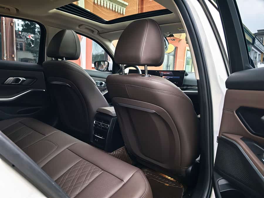 BMW 3 Series 2023 320i M Sport - zdjęcie 14