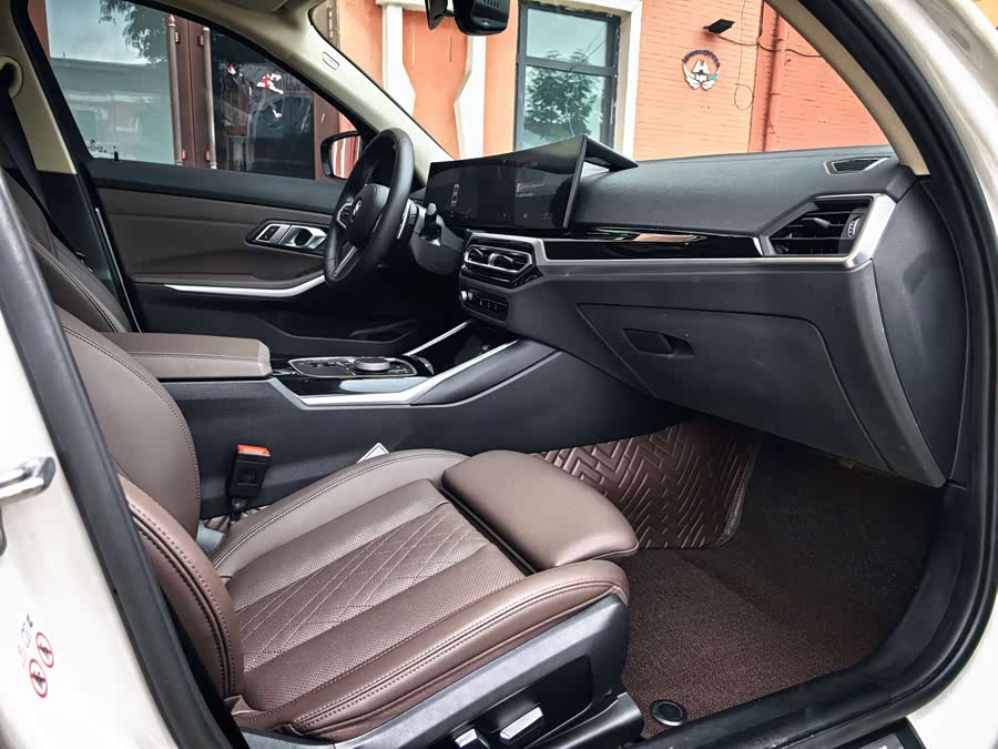 BMW 3 Series 2023 320i M Sport - zdjęcie 16