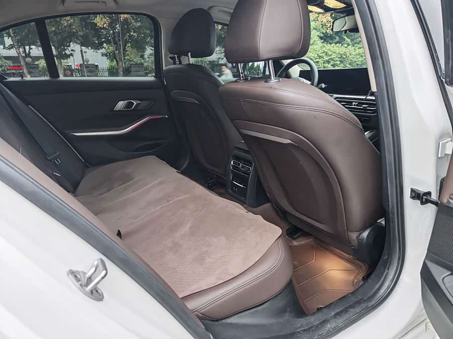BMW 3 Series 2023 325i M Sport - zdjęcie 13