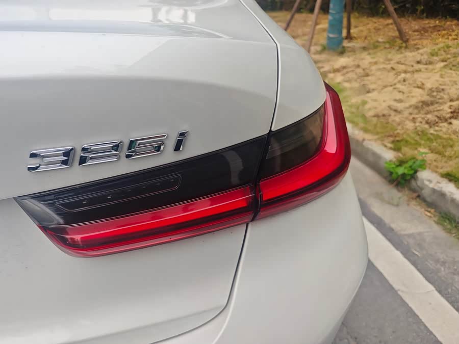 BMW 3 Series 2023 325i M Sport - zdjęcie 14