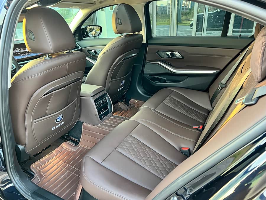 BMW 3 Series 2024 325Li M Sport Night Package - zdjęcie 9