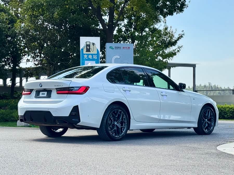 BMW 3 Series 2025 330Li Luxury M Sport Night Package - zdjęcie 9