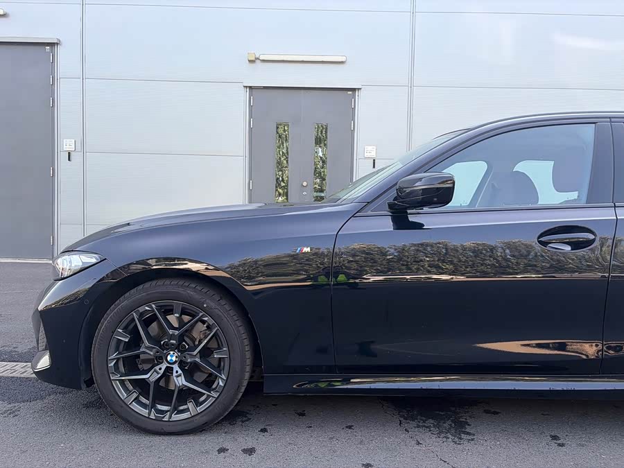BMW 3 Series 2025 330Li M Sport Night Package - zdjęcie 3