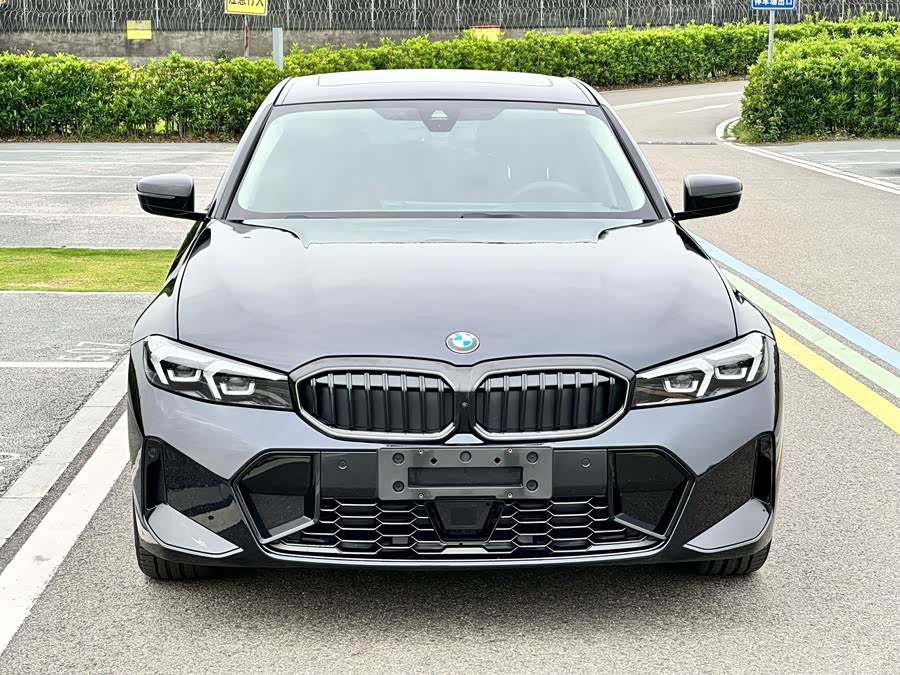 BMW 3 Series 2026 330Li M Sport Night Package - zdjęcie 2