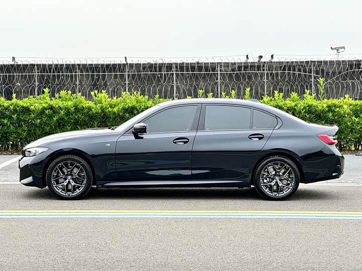 BMW 3 Series 2026 330Li M Sport Night Package - zdjęcie 16