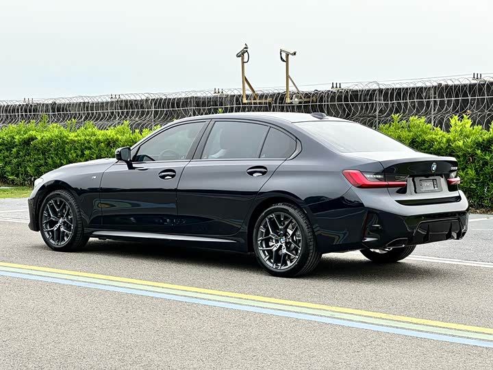 BMW 3 Series 2026 330Li M Sport Night Package - zdjęcie 18