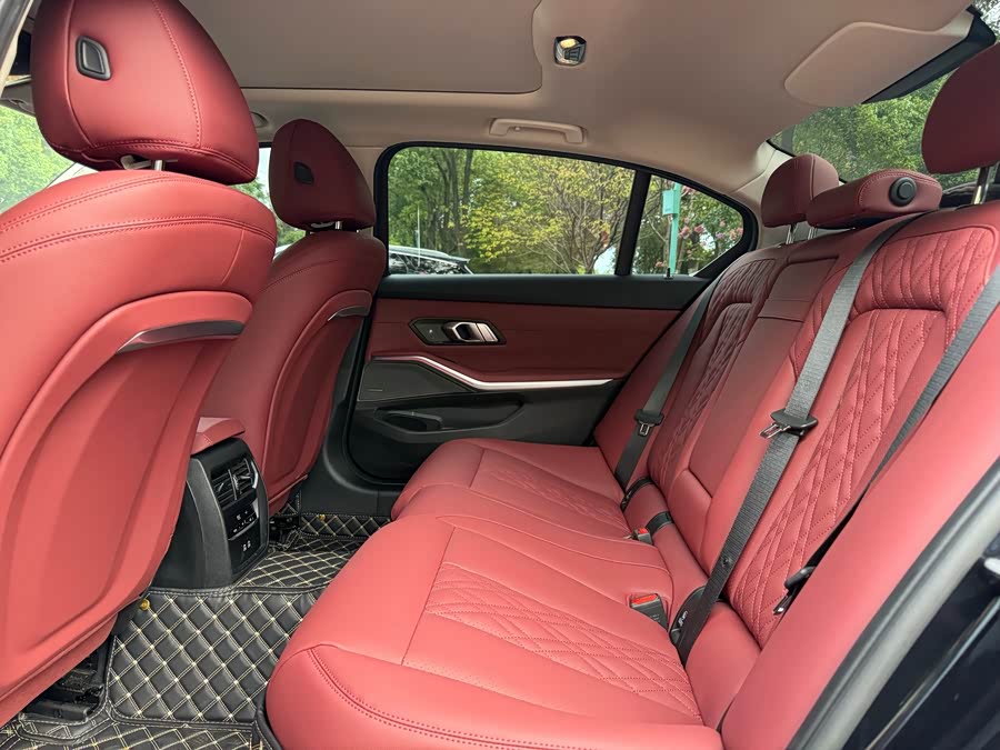 BMW 3 Series 2026 330Li M Sport Night Package - zdjęcie 10