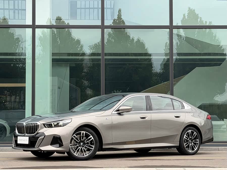 BMW 5 Series 2024 525Li M Sport Package - zdjęcie 1