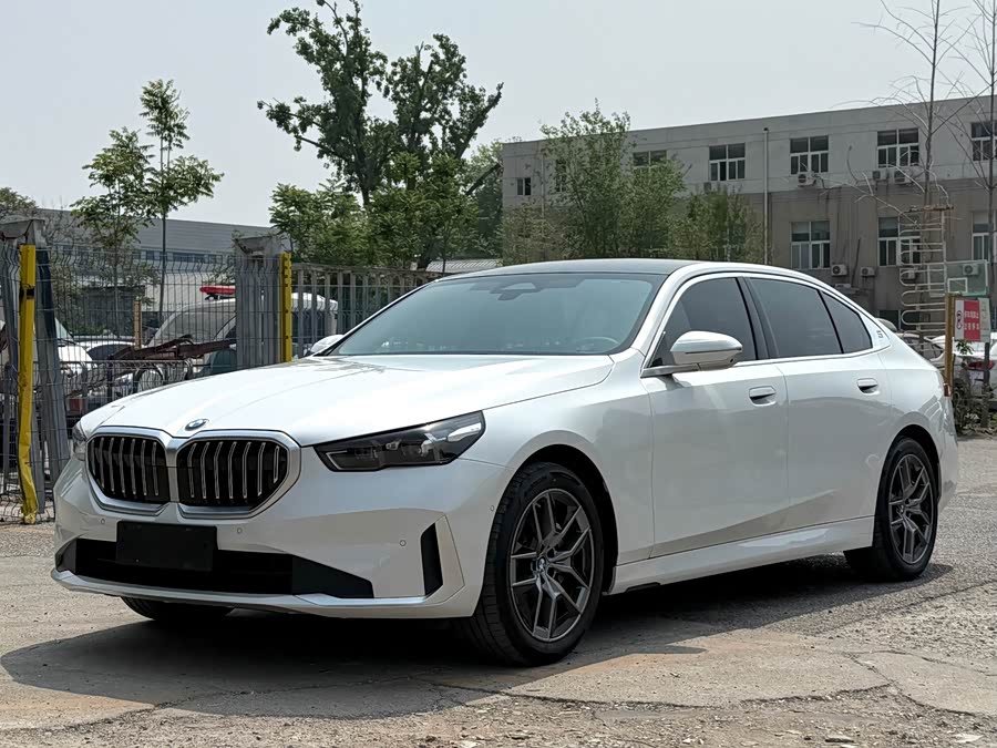 BMW 5 Series 2024 530Li Luxury Edition - zdjęcie 1
