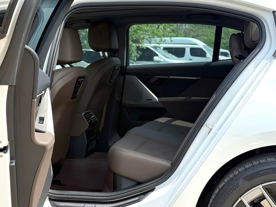 BMW 5 Series 2024 530Li Luxury Edition - zdjęcie 11