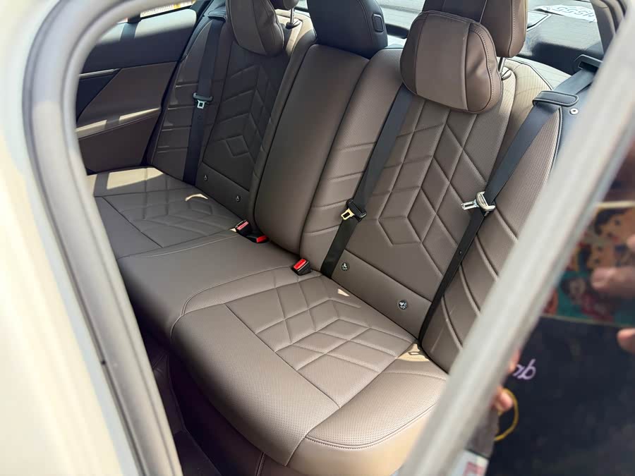 BMW 5 Series 2024 530Li Luxury Edition - zdjęcie 12