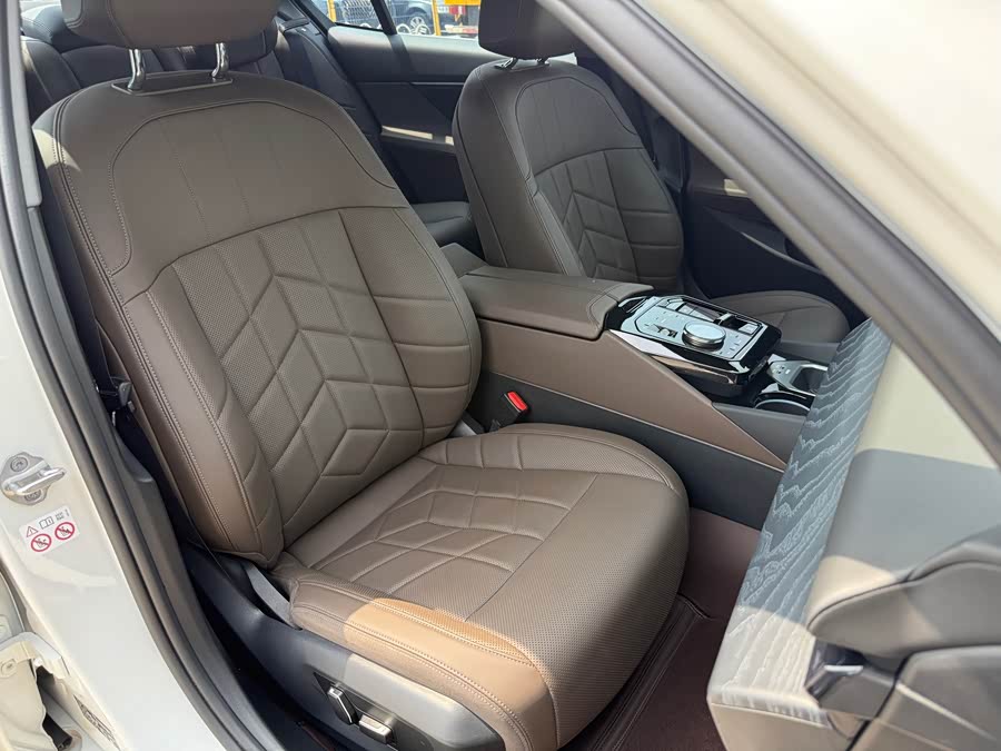 BMW 5 Series 2024 530Li Luxury Edition - zdjęcie 16